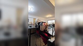 Sissy hawt Lola en tenue latex noir et cheveux blanc se fait prendre en vitesse maximum par sa machine à sexe