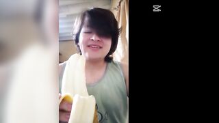 Gordita tragandose un doble platano ???????? (la perra muerde????)
