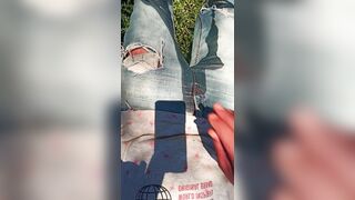 Chica Desesperada mea sus pants