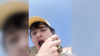 BONNE TINY CHIENNE TRANS APPLIQUE SON LIPSTICK À PLAYA DEL AMOR.