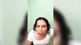 Trans cutie limpiando un sex tool con su boca