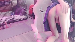 Cute t-girl spanks herself