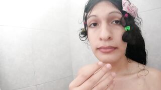 No hay nadie en casa, femboy aprovecha para jugar