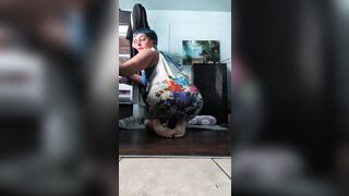 T-girl shows u her messy feet and butttt ????