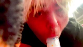 Twink doxy gives sloppy unfathomable mouth on vibrator