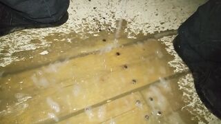 Je marque la cabine de baseball avec ma pisse