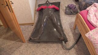 Selfbondage im Vakuumbett
