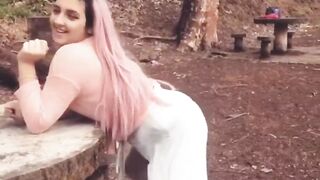 Mia Amaral dança com seu cuzinho