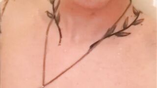 T-girl bangs her own booty