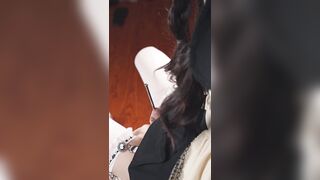 修女使用金属棒抽插尿穴后失禁