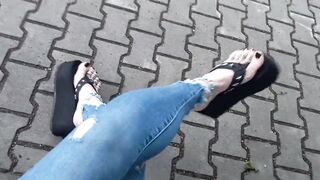 Hawt feet in ebony platforms, toe rings & anklets + ripped jeans