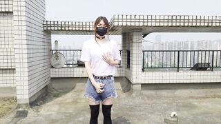 伪娘 湿身后到天台露出自慰