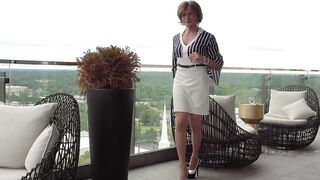 When Julie Falls in Love